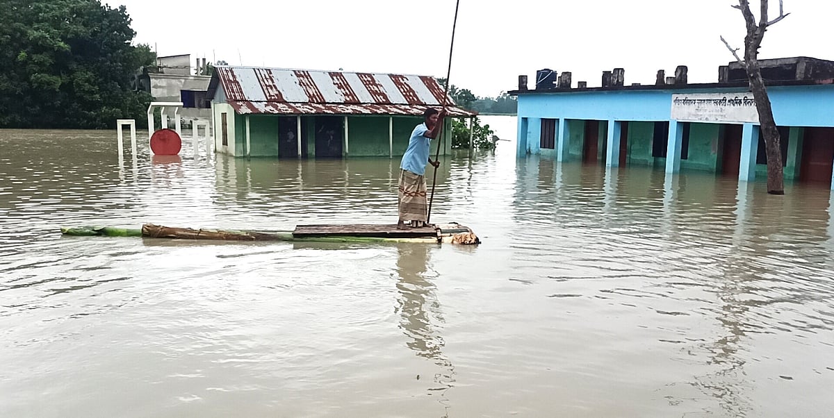বন্যার কারণে জামালপুরে ৩৬৪ শিক্ষাপ্রতিষ্ঠানে পাঠদান বন্ধ। গত মঙ্গলবার দুপুরে ইসলামপুরের পূর্ব বলিয়াদহ সরকারি প্রাথমিক বিদ্যালয় প্রাঙ্গণে